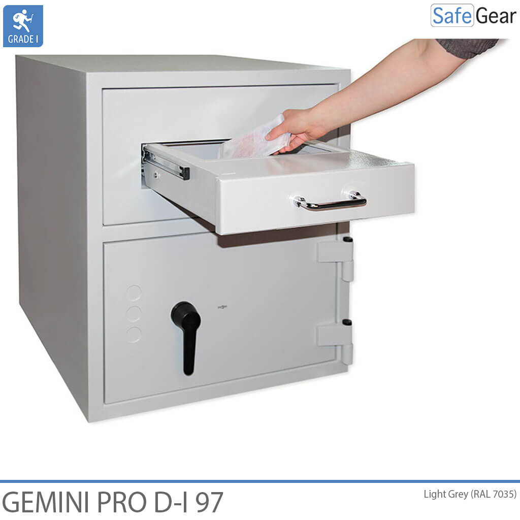 Placing a deposit in the Gemini Pro D-I 97 deposit drawer